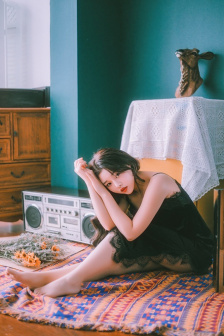 西施流眼泪翻白眼咬铁球图片